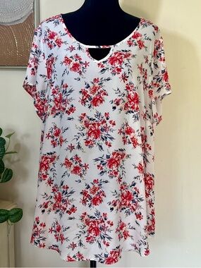 Torrid Women's White & Red Floral print Georgette Keyhole Tunic Blouse Size 3